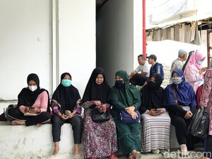 Emak-emak Rela Antre Berjam-jam Demi Minyak Murah di Sukabumi