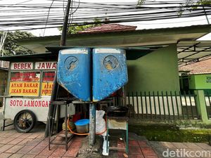 Upsss! Bekas Telepon Umum Ini Disulap PKL Jadi Tempat Masak