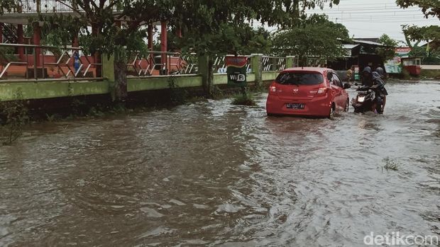 Hujan lebat sekitar satu jam membuat jalan alternatif ke arah Stasiun Kereta Api Delanggu, Kecamatan Delanggu, Klaten, Jawa Tengah terendam.