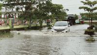Foto-foto Jalan di Klaten yang Sempat Banjir hingga Bikin Mobil Mogok