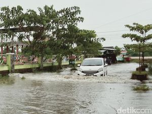 Foto-foto Jalan di Klaten yang Sempat Banjir hingga Bikin Mobil Mogok Foto-foto Jalan di Klaten yang Sempat Banjir hingga Bikin Mobil Mogok