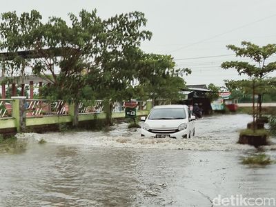 Foto-foto Jalan di Klaten yang Sempat Banjir hingga Bikin Mobil Mogok