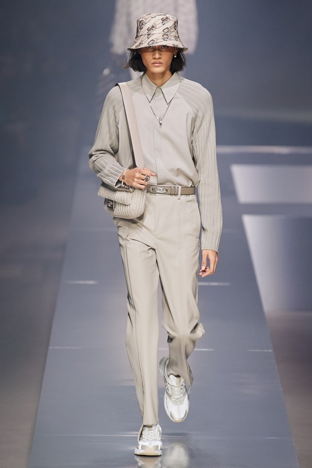 Rizal Rama di atas catwalk Fendi Menswear A/W 2022/