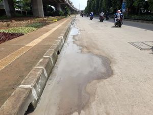 Perbaikan Tak Lagi Terlihat, Genangan Masih Ada di DI Panjaitan Jaktim Perbaikan Tak Lagi Terlihat, Genangan Masih Ada di DI Panjaitan Jaktim
