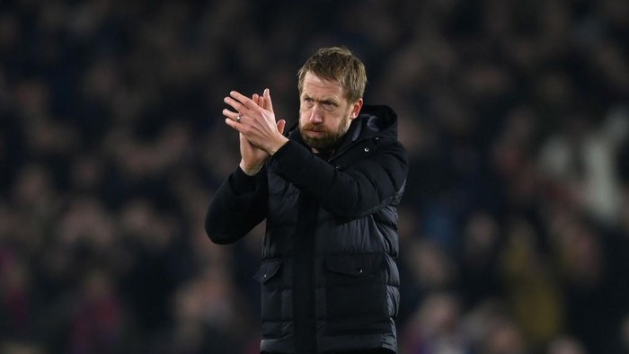 Graham Potter BRIGHTON, ENGLAND - JANUARY 14: Graham Potter, Manager of Brighton and Hove Albion applauds fans during the Premier League match between Brighton & Hove Albion and Crystal Palace at American Express Community Stadium on January 14, 2022 in Brighton, England. (Photo by Mike Hewitt/Getty Images)