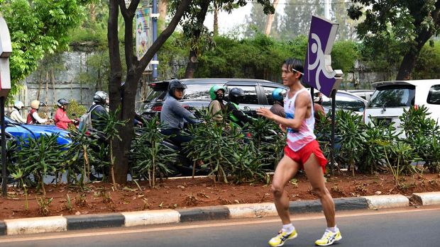 Hendro Yap Riders look a Hendro Yap of Indonesia competes in the men's 50km walk race competition during the 2018 Asian Games in Jakarta on August 30, 2018. (Photo by Juni Kriswanto / AFP)