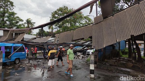 Hujan Disertai Angin Bikin Atap Terminal Arjosari Malang Roboh