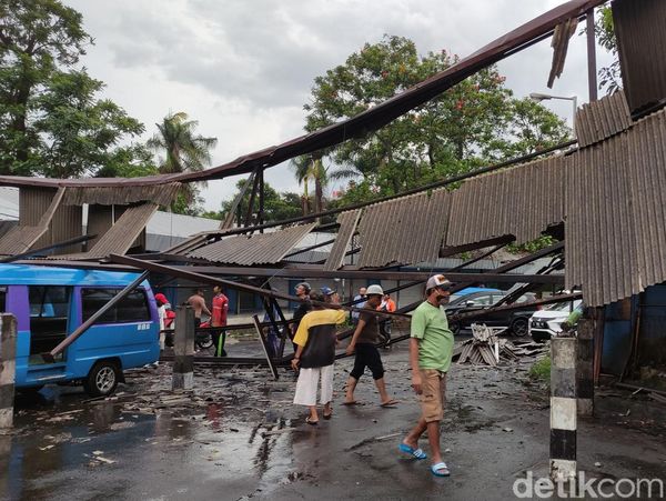 Hujan Disertai Angin Bikin Atap Terminal Arjosari Malang Roboh
