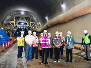 Jokowi Sebut Operasi Kereta Cepat Jakarta-Bandung Mundur ke Juni 2023