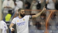 Kemudian, ada Karim Benzema yang luar biasa dan Messi yang menakjubkan. Jadi Benzema dan Messi berbagi tempat kedua dan ketiga. AP/Hassan Ammar