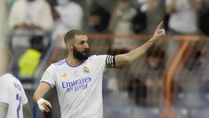 Real Madrid's Karim Benzema reacts after scoring from a penalty kick during the Spanish Super Cup final soccer match between Real Madrid and Athletic Bilbao at King Fahd stadium in Riyadh, Saudi Arabia, Sunday, Jan. 16, 2022. (AP Photo/Hassan Ammar)