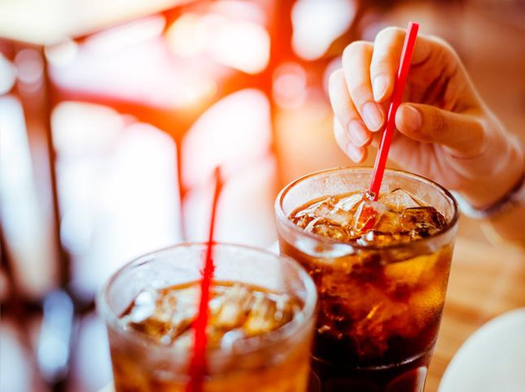 Tips Hindari Efek Gaib di Tempat Makan hingga Kebiasaan Minum yang Bikin Pikun