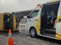 Tabrakan dengan Minibus, Truk Terguling di Tol Layang MBZ Km 26