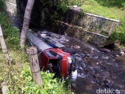 Gagal Menanjak, Truk Tangki Air Nyemplung ke Sungai di Mojokerto