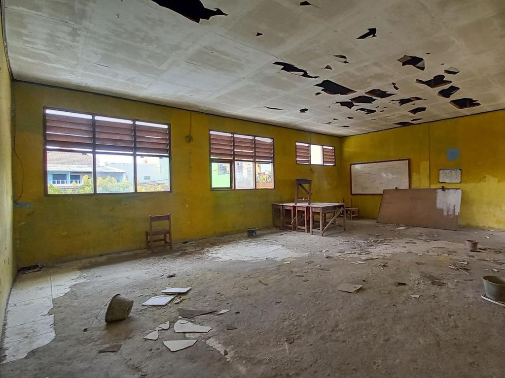 Memprihatinkan! SMP di Tangerang Ini Rusak Parah, Atap Bolong-Lantai Pecah