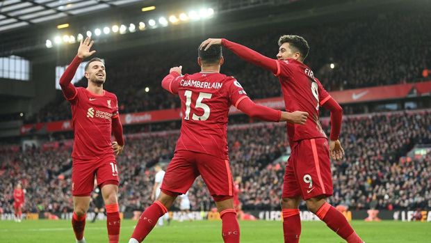 LIVERPOOL, ENGLAND - JANUARY 16: Alex Oxlade-Chamberlain of Liverpool celebrates with Roberto Firmino and Jordan Henderson after scoring their team's second goall during the Premier League match between Liverpool and Brentford at Anfield on January 16, 2022 in Liverpool, England. (Photo by Michael Regan/Getty Images)
