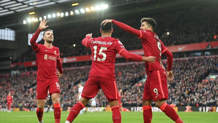 LIVERPOOL, ENGLAND - JANUARY 16: Alex Oxlade-Chamberlain of Liverpool celebrates with Roberto Firmino and Jordan Henderson after scoring their teams second goall during the Premier League match between Liverpool and Brentford at Anfield on January 16, 2022 in Liverpool, England. (Photo by Michael Regan/Getty Images)