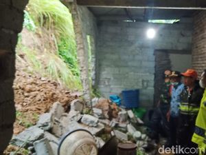 Rumah Warga Trenggalek Jebol Dihantam Longsor Tebing Setinggi 4 Meter