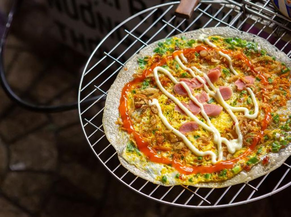 Martabak Telur Lumpia, Jajanan Khas Indonesia Ini Mirip Pizza Vietnam