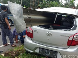 Ngeri! Mobil Tabrak Pembatas Jalan hingga Tembus di Banjarnegara