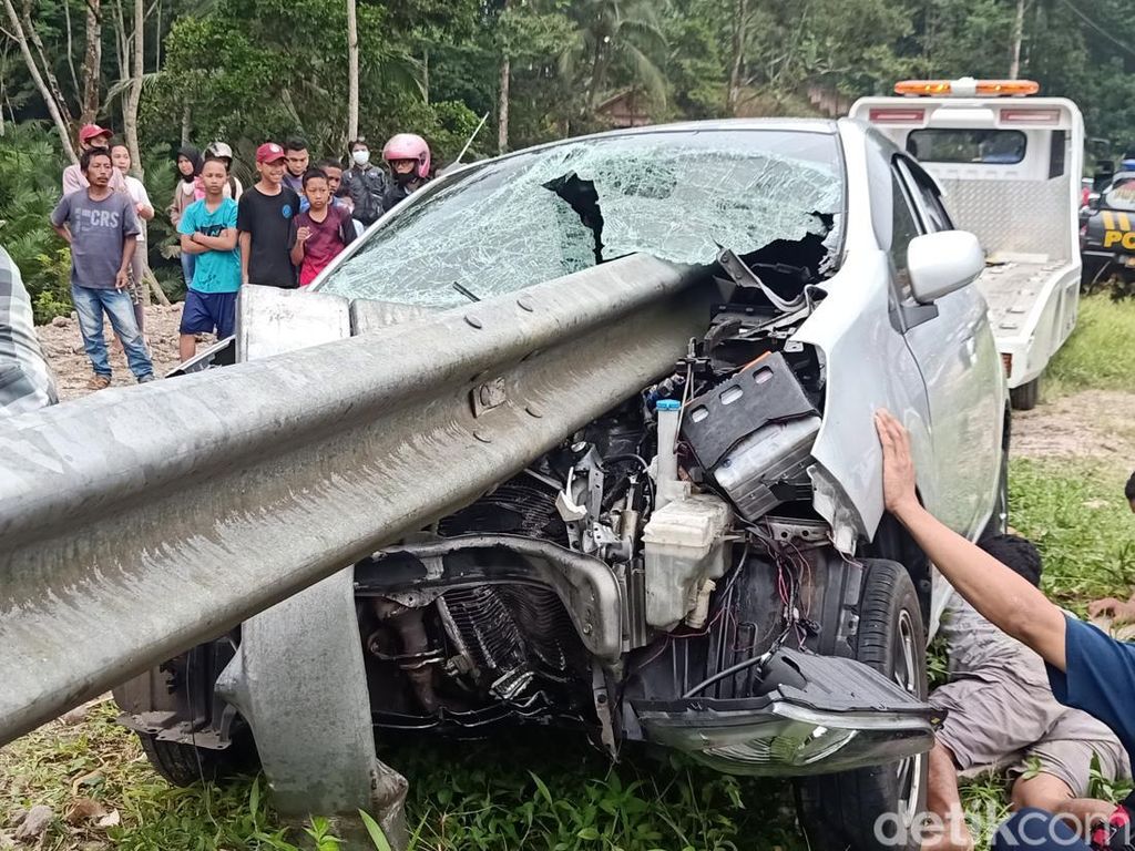 Mobil Tertusuk Pembatas Jalan di Banjarnegara Bisa Dicegah, Asalkan...