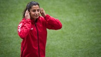 Nadim bersama ibu dan keempat saudara perempuannya kemudian meninggalkan Afghanistan. Hendak mengungsi ke Inggris, mereka justru tiba di Denmark di mana Nadim mulai jatuh cinta kepada sepakbola. Foto: Getty Images/Maja Hitij