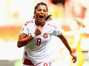 Dokter Nyambi Jadi Pemain AC Milan Putri, Jahit Sendiri Lukanya saat Cedera Dokter Nyambi Jadi Pemain AC Milan Putri, Jahit Sendiri Lukanya saat Cedera