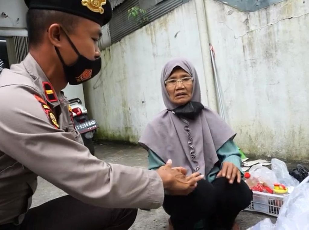 Nenek di Kaltim Legawa Divaksinasi Usai Dagangannya Diborong Polisi Nenek di Kaltim Legawa Divaksinasi Usai Dagangannya Diborong Polisi