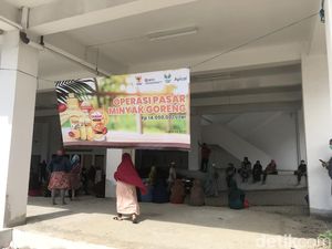 Demi Minyak Goreng Murah, Emak-emak di Sukabumi Rela Antre Berjam-jam