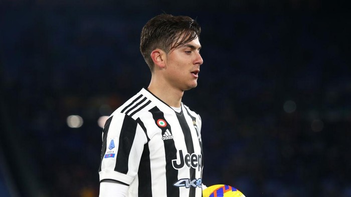 ROME, ITALY - JANUARY 09: Paulo Dybala of Juventus looks on during the Serie A match between AS Roma v Juventus at Stadio Olimpico on January 09, 2022 in Rome, Italy. (Photo by Paolo Bruno/Getty Images)