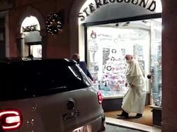 Saat Paus Fransiskus Ketahuan Jalan-jalan ke Toko Musik di Roma, Beli Apa Ya?