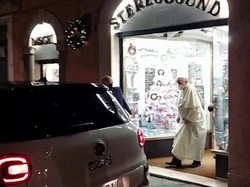 Saat Paus Fransiskus Ketahuan Jalan-jalan ke Toko Musik di Roma, Beli Apa Ya?