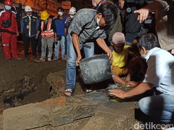 Nisan Kuno Ditemukan Dekat Jembatan Ampera Kembali Dibongkar untuk Diteliti