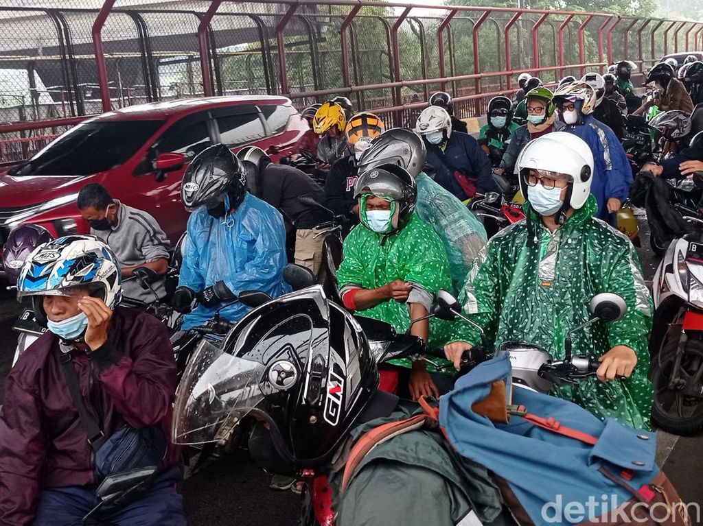 Hujan, Pengendara Motor Berteduh di Bawah Tol MBZ Hujan, Pengendara Motor Berteduh di Bawah Tol MBZ