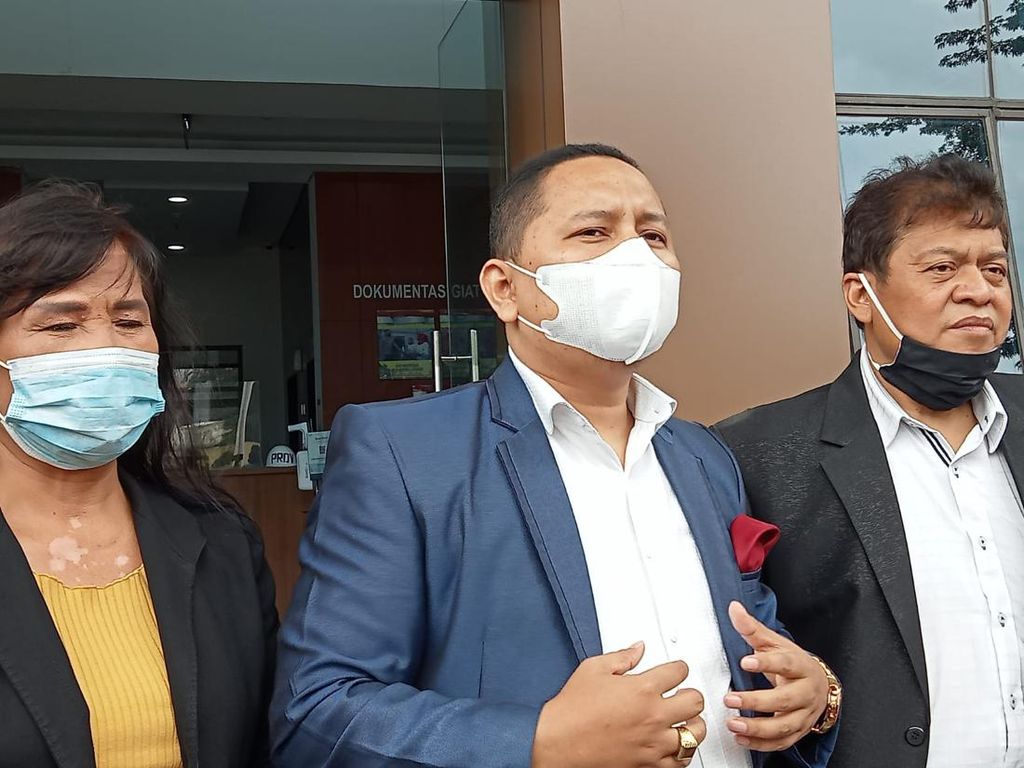 Diperiksa Polisi, Pelapor Video Rekayasa Mirip Nagita Bawa Bukti Ini Diperiksa Polisi, Pelapor Video Rekayasa Mirip Nagita Bawa Bukti Ini