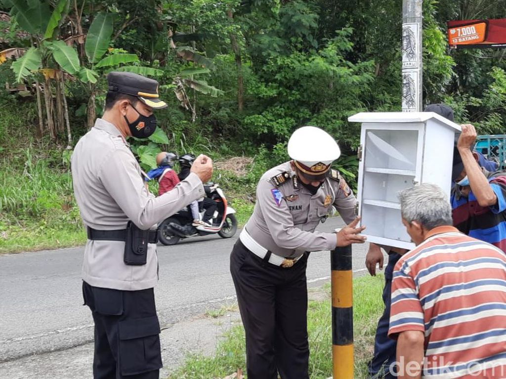 Rawan Kecelakaan, Polisi Pasang Kotak P3K di Patuk Gunungkidul