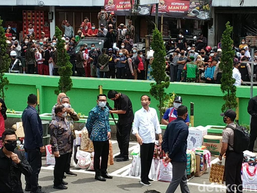 Jokowi Ditawari Cilok Saat Berkunjung ke Pasar Sederhana Bandung