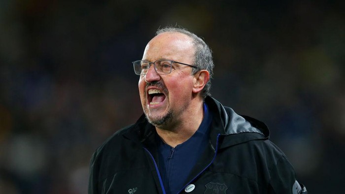 HULL, ENGLAND - JANUARY 08: Rafael Benitez, Manager of Everton = gives their team instructions during the Emirates FA Cup Third Round match between Hull City and Everton at MKM Stadium on January 08, 2022 in Hull, England. (Photo by Alex Livesey/Getty Images)