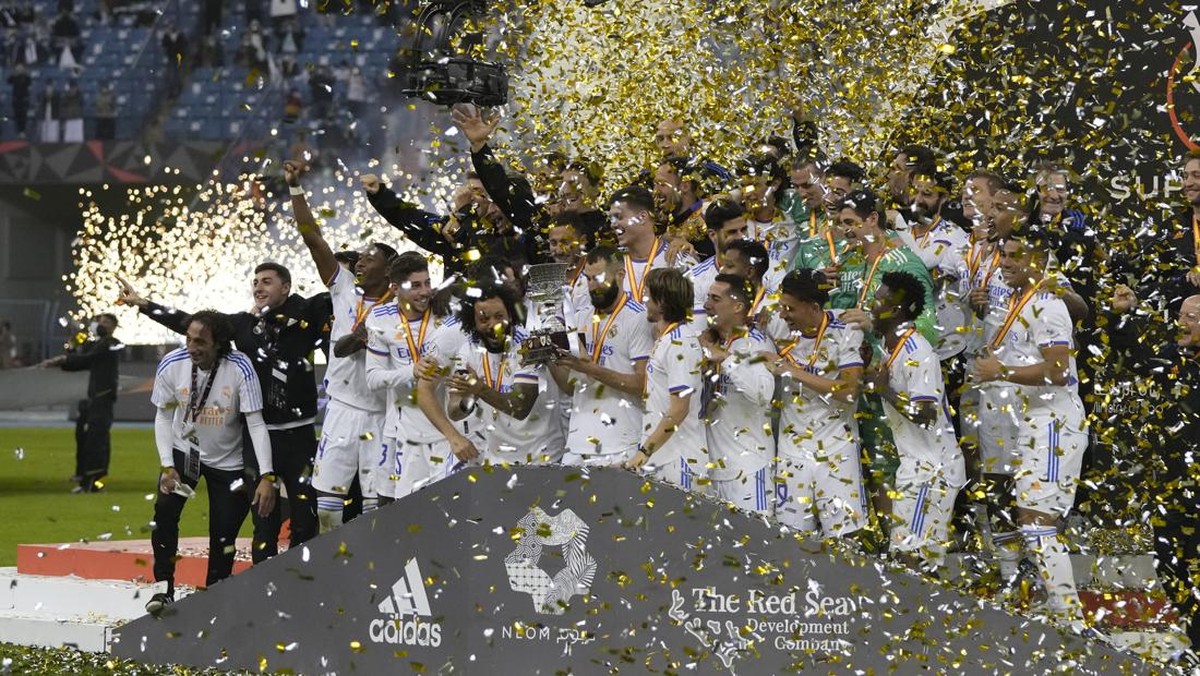 Real Madrid memenangi Piala Super Spanyol, trofi kelima buat Carlo Ancelotti. (Foto: AP/Hassan Ammar)
