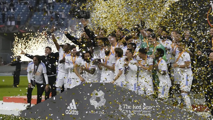 Real Madrids payers celebrate after winning the Spanish Super Cup final soccer match between Real Madrid and Athletic Bilbao at King Fahd stadium in Riyadh, Saudi Arabia, Sunday, Jan. 16, 2022. (AP Photo/Hassan Ammar)