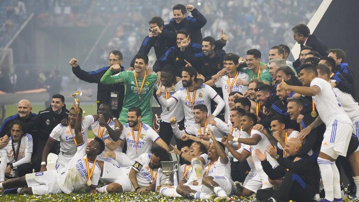 Real Madrids players celebrate after winning the Spanish Super Cup final soccer match between Real Madrid and Athletic Bilbao at King Fahd stadium in Riyadh, Saudi Arabia, Sunday, Jan. 16, 2022. (AP Photo/Hassan Ammar)