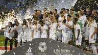 Para punggawa Real Madrid merayakan kemenangan setelah memenangkan pertandingan sepak bola final Piala Super Spanyol antara Real Madrid dan Athletic Bilbao di Stadion King Fahd, Riyadh, Arab Saudi.