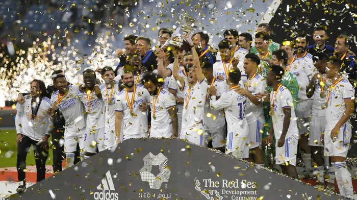 Real Madrid's payers celebrate after winning the Spanish Super Cup final soccer match between Real Madrid and Athletic Bilbao at King Fahd stadium in Riyadh, Saudi Arabia, Sunday, Jan. 16, 2022. (AP Photo/Hassan Ammar)