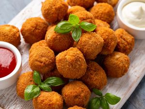 Resep Bola Ayam Goreng Panir yang Renyah Untuk Bekal Anak Resep Bola Ayam Goreng Panir yang Renyah Untuk Bekal Anak