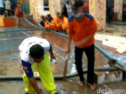 Banjir yang Rendam Rumah Bupati Jember Surut Namun Menyisakan Lumpur