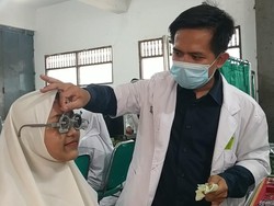 Bahagianya Santri Ponpes Tremas Pacitan Dapat Kacamata Gratis