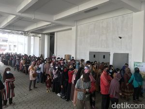 Antre Minyak Goreng Murah Sampai 7 Jam, Para Ibu Sukabumi Kecewa