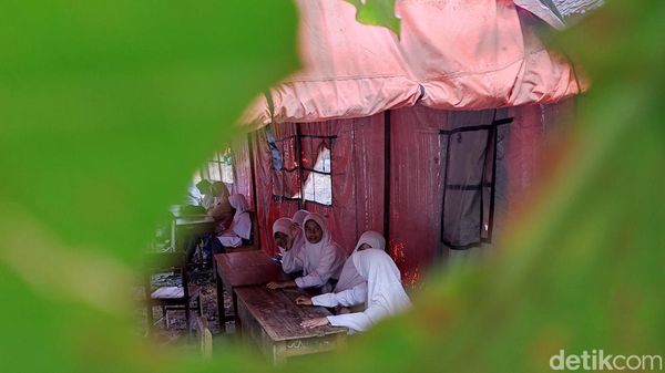 Sekolah Rusak Akibat Gempa, Siswa Pandeglang Belajar di Tenda