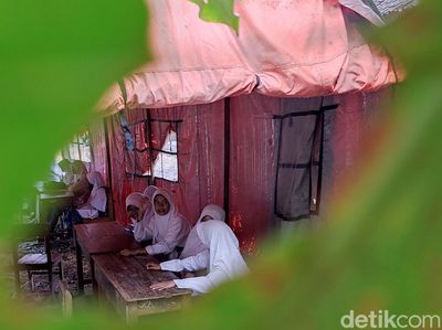 Sekolah Rusak Akibat Gempa, Siswa Pandeglang Belajar di Tenda