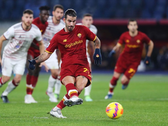 ROME, ITALY - JANUARY 16: Sergio Oliveira of AS Roma scores their teams first goal from the penalty spot during the Serie A match between AS Roma and Cagliari Calcio at Stadio Olimpico on January 16, 2022 in Rome, Italy. (Photo by Paolo Bruno/Getty Images)